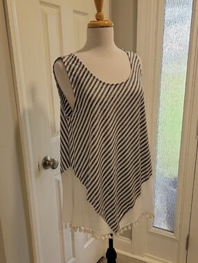 Umgee Black & White Diagonal Stripe Sleeveless Tunic with Tassel Hem